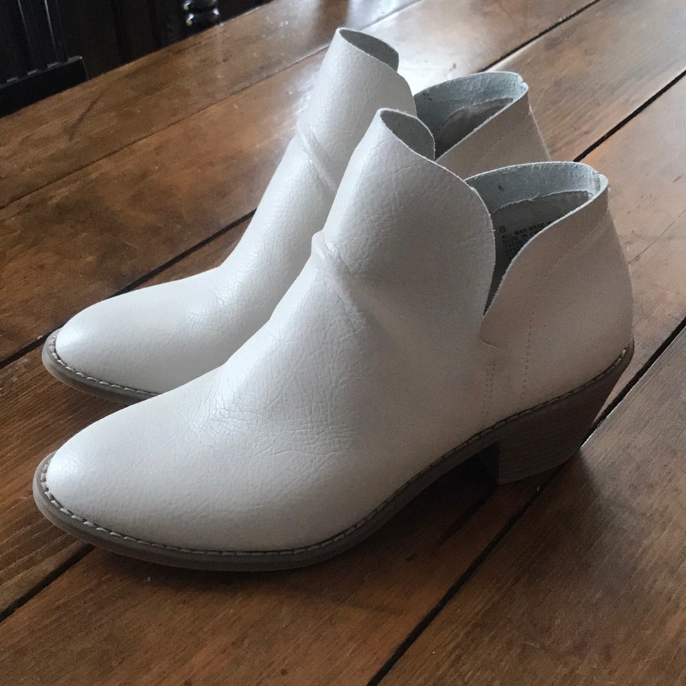 Size 8 Women’s Beige Universal Thread Booties